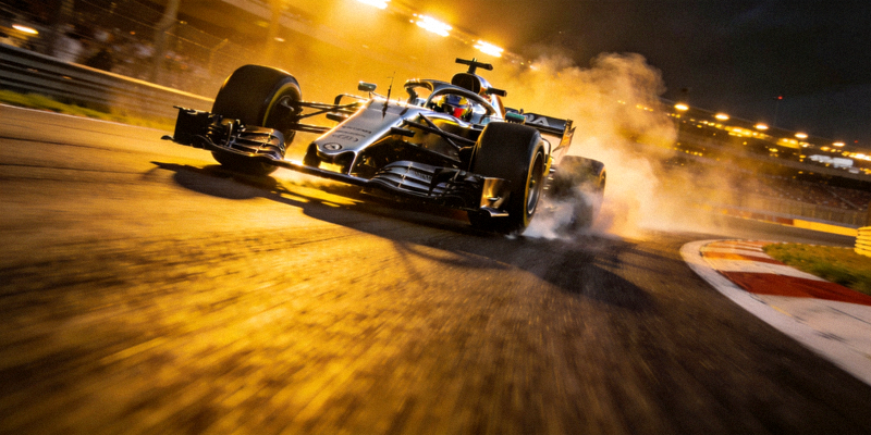 F1赛车在赛道上飞驰的动感画面